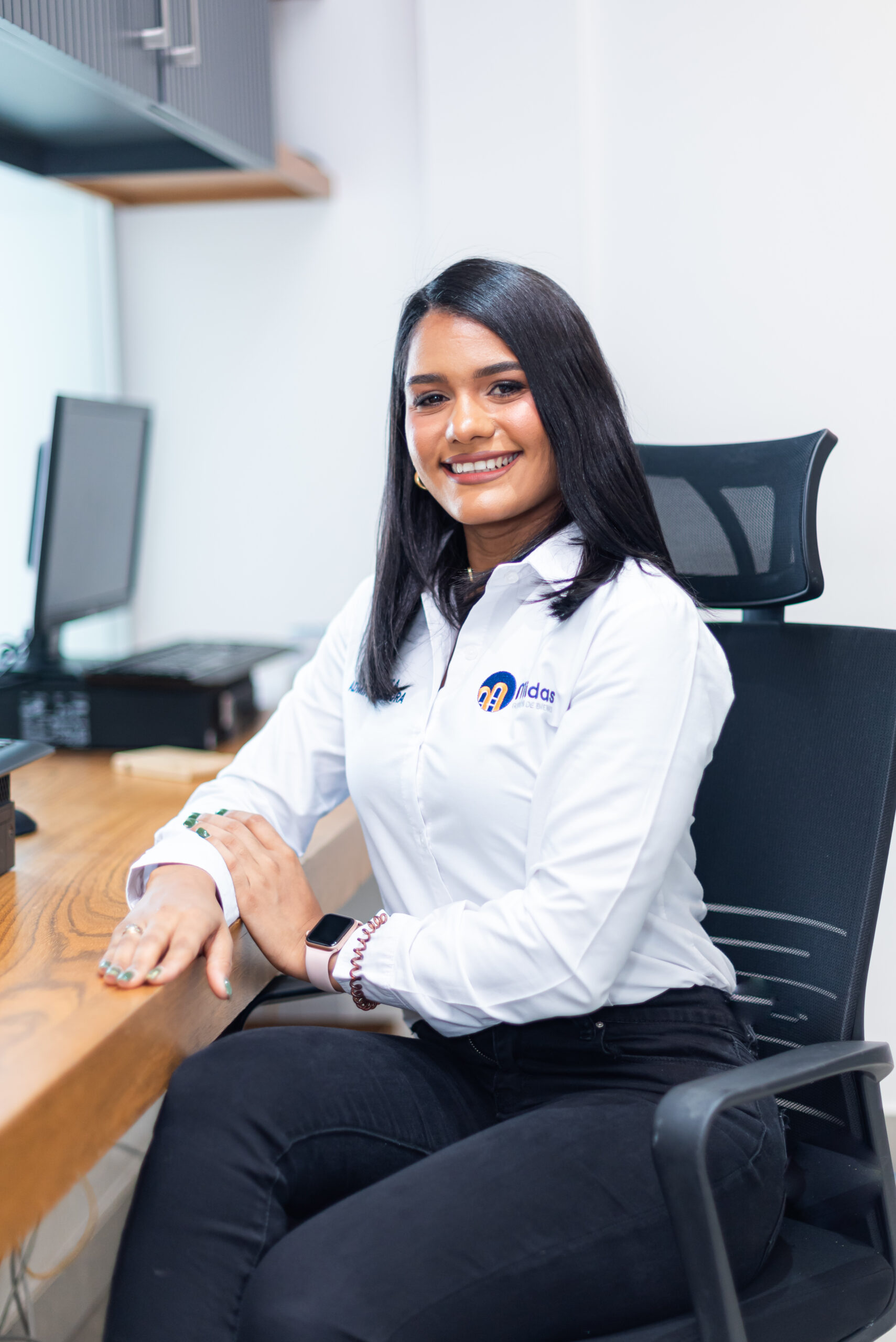Julissa Tavárez, encargada de cobros compulsivos, en los condominios.